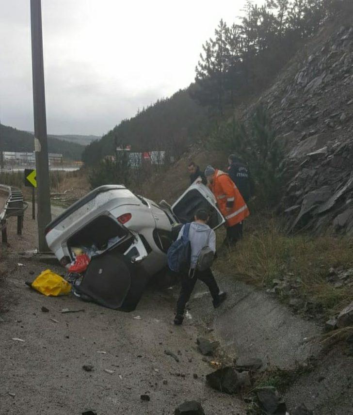 Otomobil yoldan çıkıp kanala devrildi; 2 yaralı G2