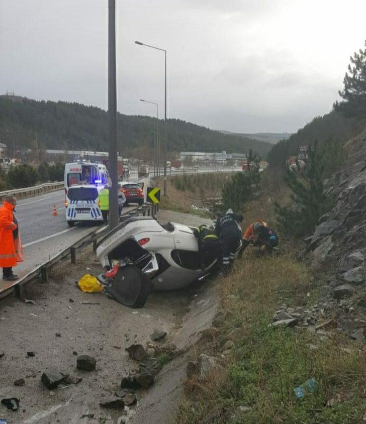 Otomobil yoldan çıkıp kanala devrildi; 2 yaralı G3