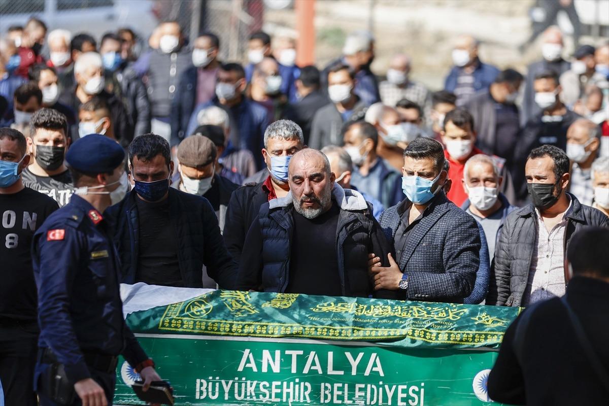 Antalya'da trafik kazasında &ouml;len 6 kişinin cenazeleri toprağa verildi