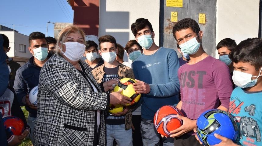 Başkan Erdem gen&ccedil;leri futbol topuyla sevindirdi