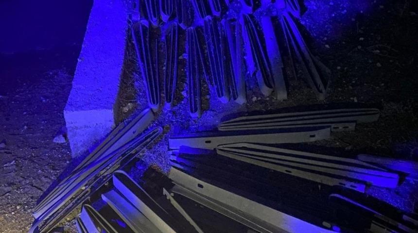 Bariyer par&ccedil;alarını s&ouml;k&uuml;p araca y&uuml;kleyen 4 kişi yakalandı