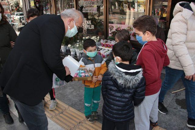 Başkan Bozkurt’tan çocuklara çikolata ikramı