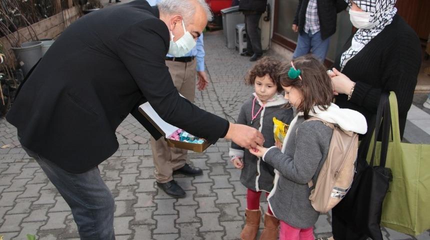 Başkan Bozkurt&rsquo;tan &ccedil;ocuklara &ccedil;ikolata ikramı