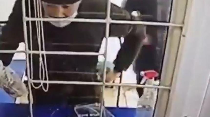 Kazakistan’da hırsızlar mikrokredi ofisini benzin dökerek soydu