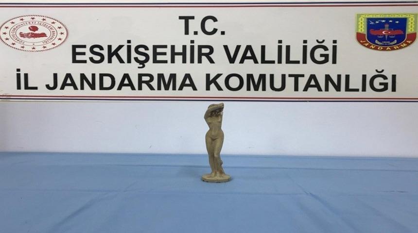 Roma dönemine ait heykeli satamadan jandarmaya yakalandılar