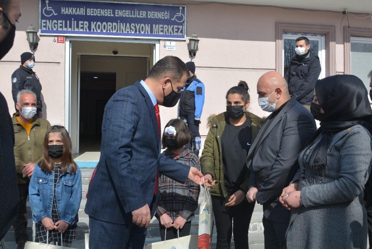 Vanlı iş adamı Akkuş&rsquo;tan &ouml;rnek davranış