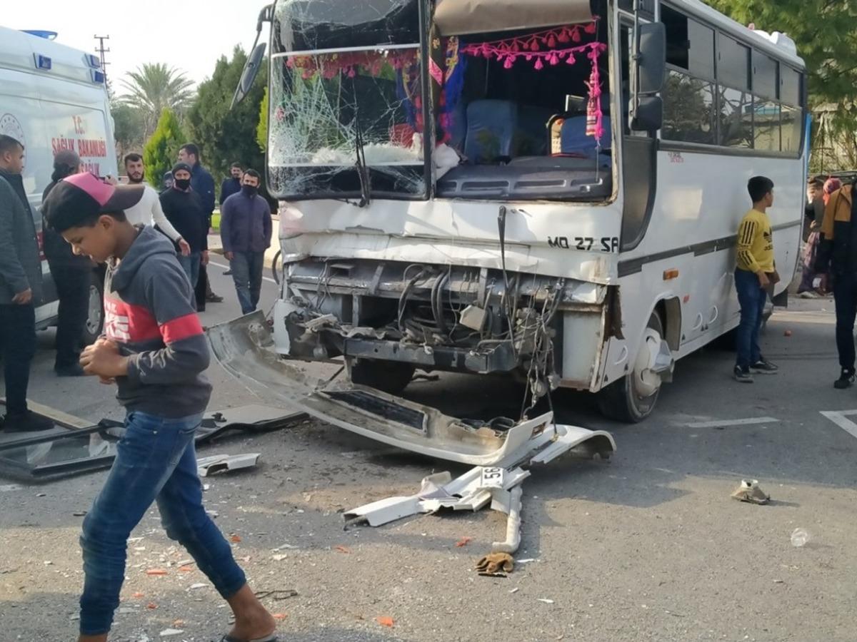 Tarım iş&ccedil;ilerini taşıyan iki midib&uuml;s kafa kafaya &ccedil;arpıştı: 6 yaralı
