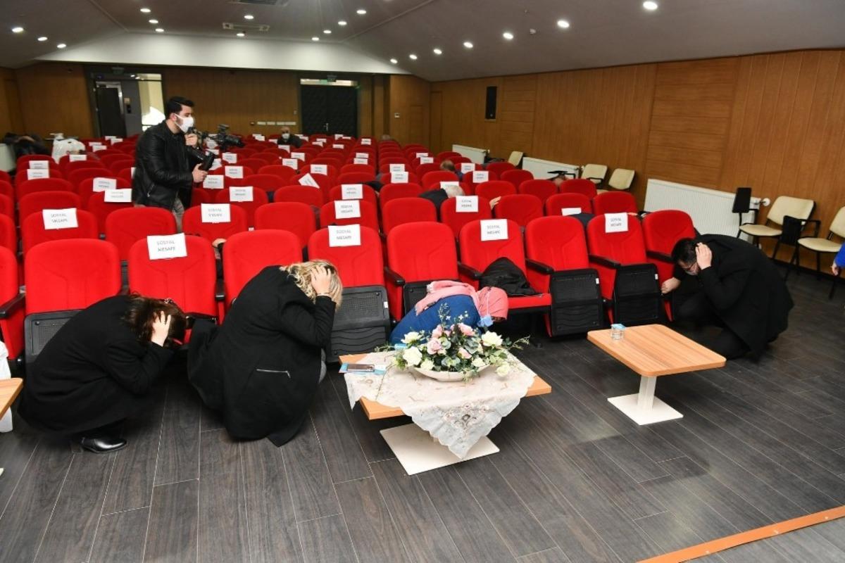 Isparta&rsquo;da eğitim sırasında siren seslerini duyan muhtarlar şaşkınlık yaşadı