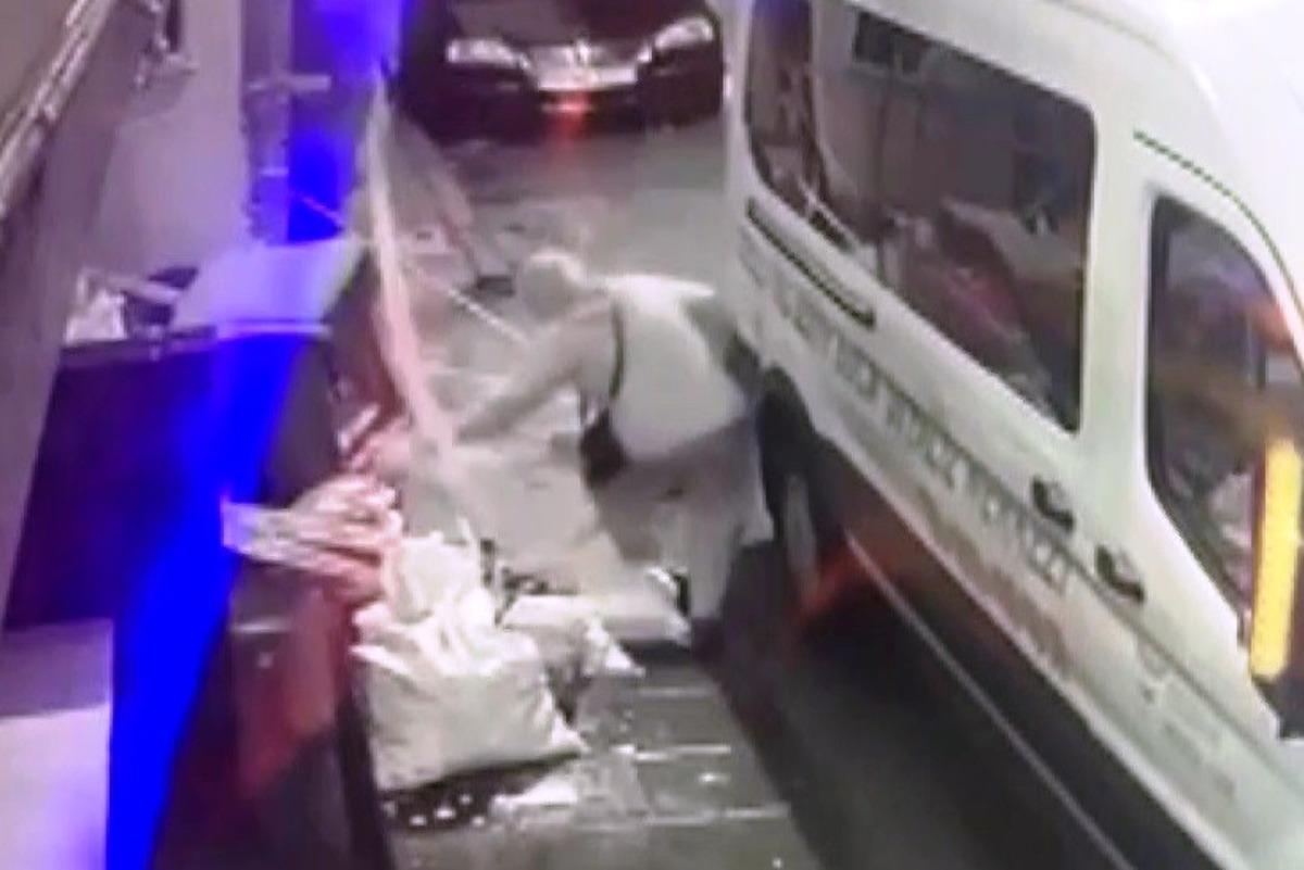 Yaşlı kadın kapağı &ccedil;alınan r&ouml;gara d&uuml;şt&uuml;