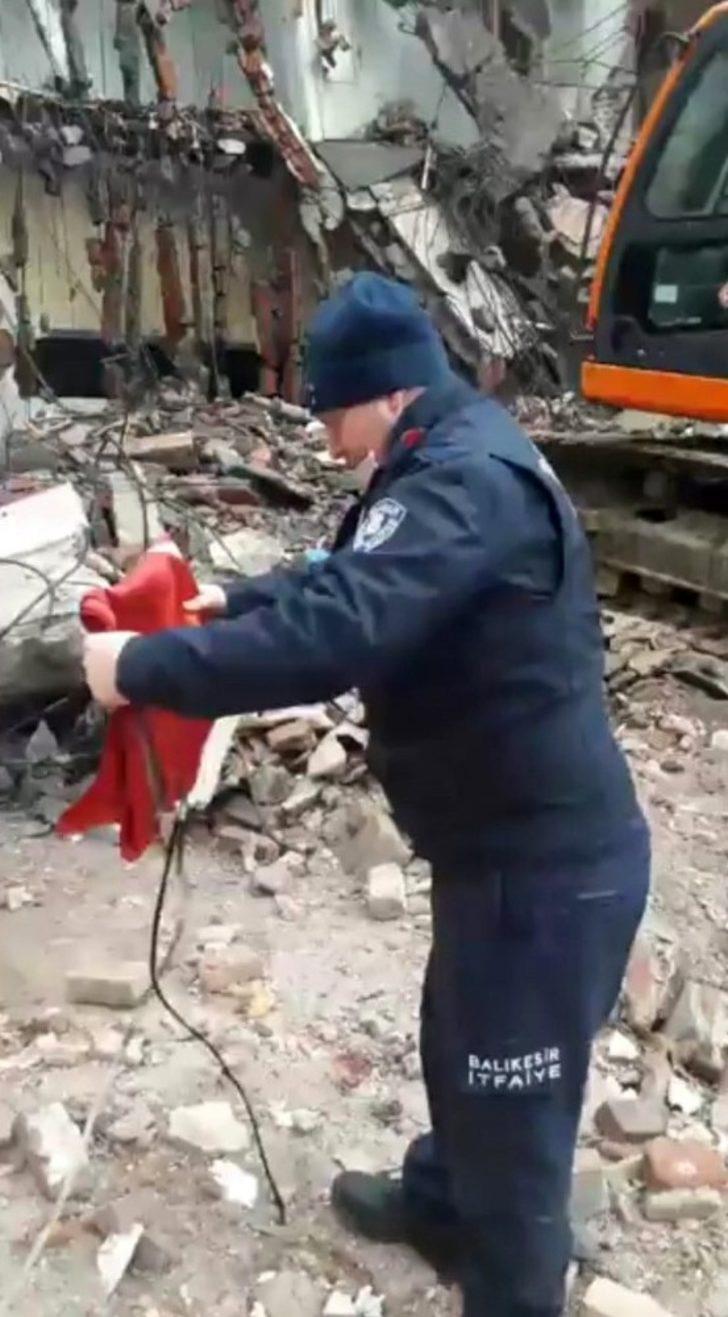 Yıkımda Atatürk posteri seferberliği G2