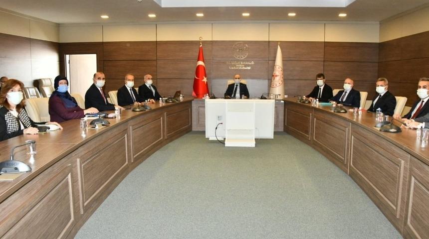 Vali Dağlı: "Vir&uuml;se karşı hassasiyet ve fedakarlık ile en kısa s&uuml;rede başarıyla &ccedil;ıkacağımıza inanıyorum"