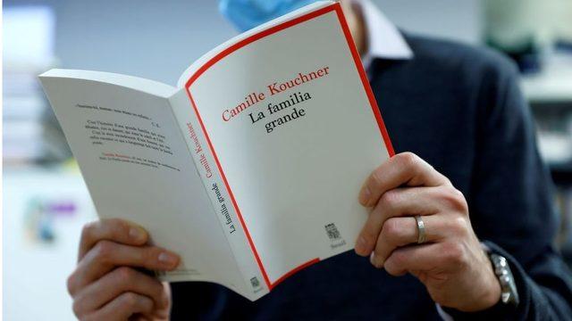 Camille Kouchner'in 'Büyük Aile' kitabı 7 Ocak'ta yayımlandıktan sonra birkaç gün içinde tükendi