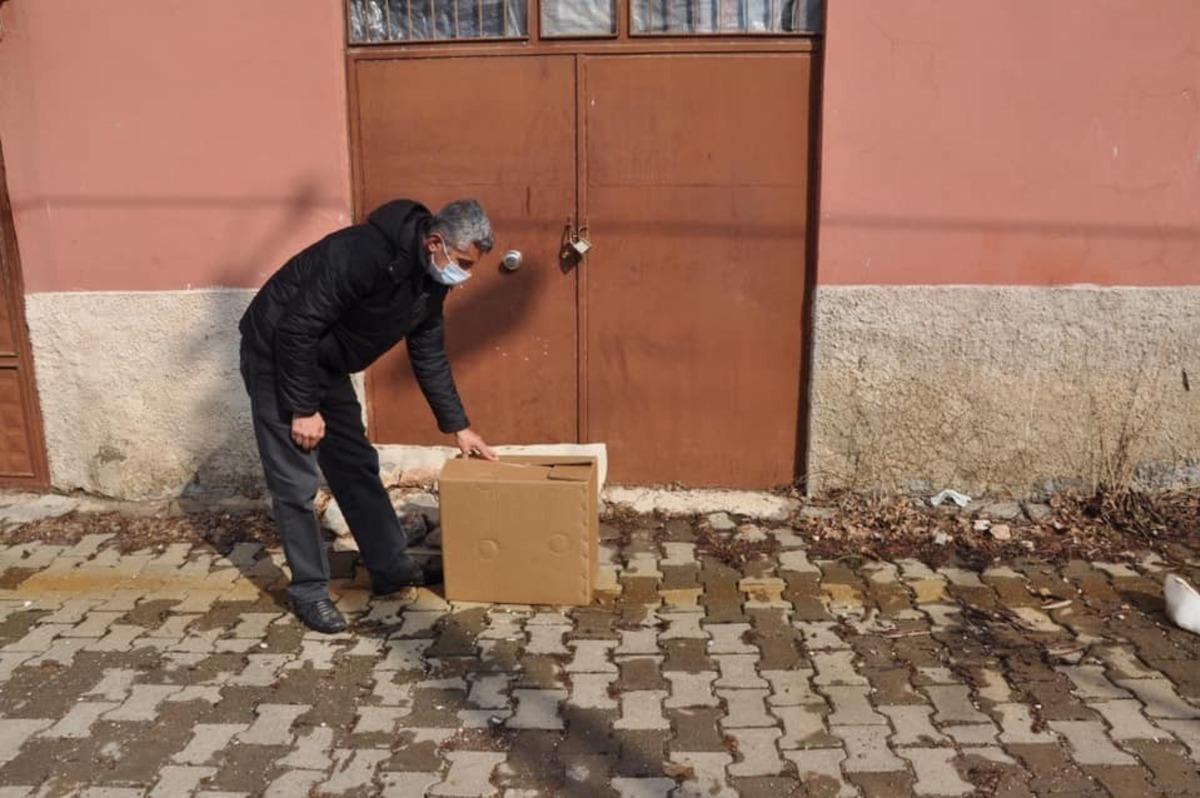 Karantinaya alınan mahalleye paket desteği