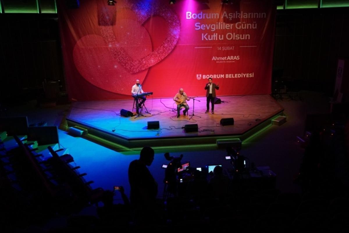 Bodrum Belediyesi yerel sanat&ccedil;ıların yanında