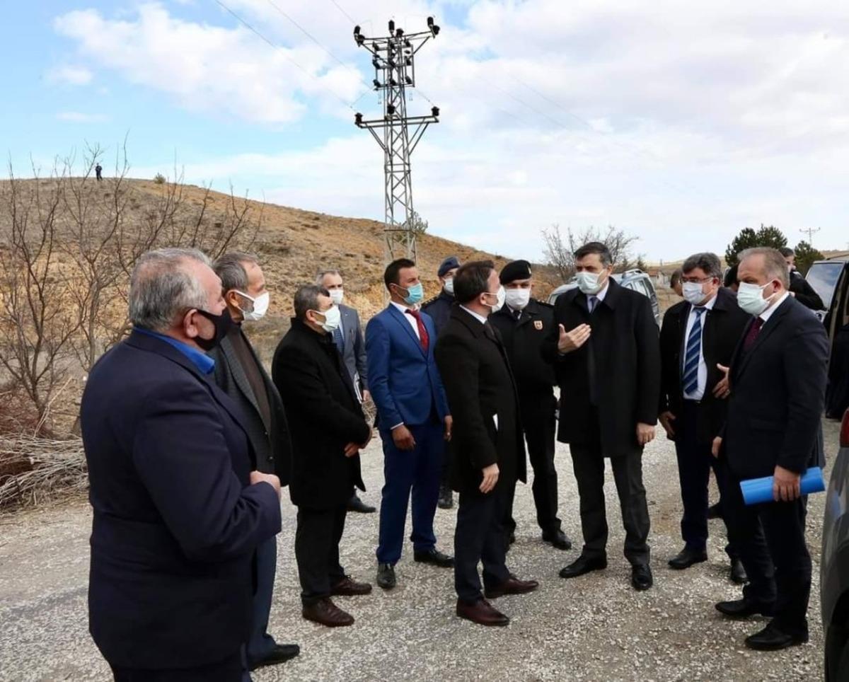 Vali &Ccedil;ift&ccedil;i Yeni Hacılarhanı k&ouml;y&uuml;nde incelemelerde bulundu