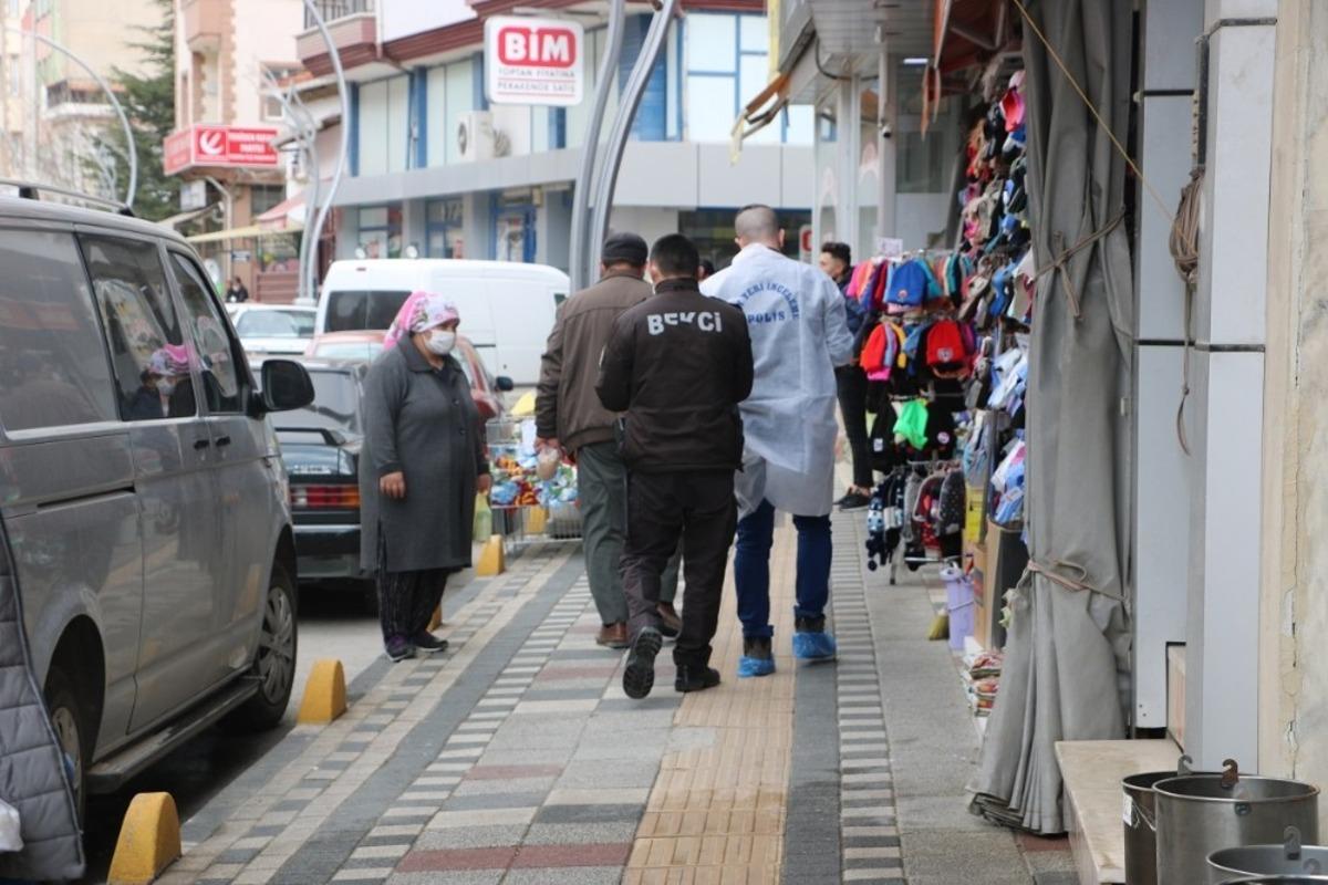 Sokak ortasında babasının bı&ccedil;akladığı kızı jandarma kurtardı