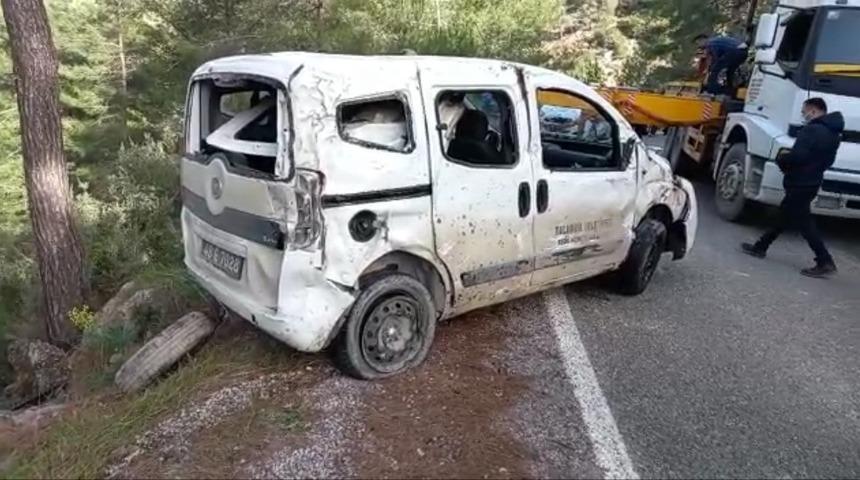 Uçuruma yuvarlanan belediye aracının şoförü yaralandı