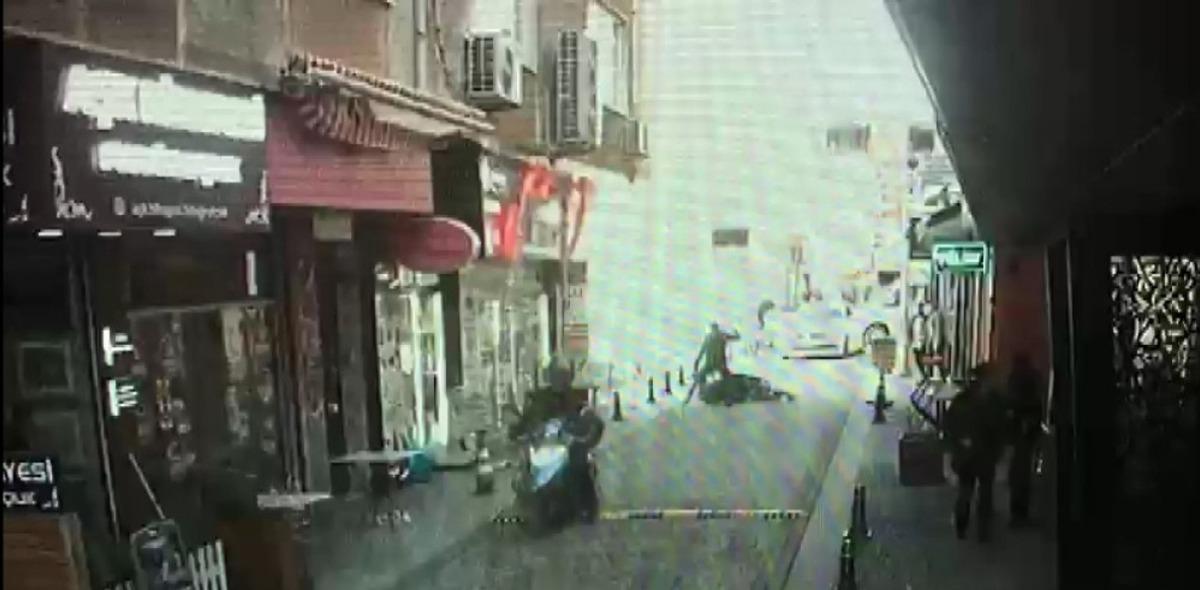 Dehşet anları kamerada: Beyzbol sopasıyla d&ouml;v&uuml;p, silahla yaraladılar