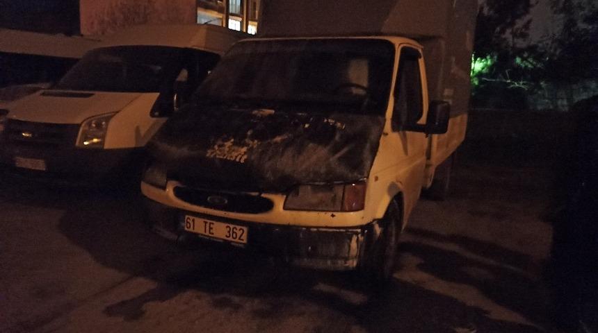 Park halindeki kamyonette yangın &ccedil;ıktı