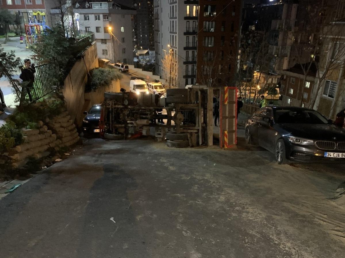 İnşaata kum d&ouml;ken kamyon yola devrildi