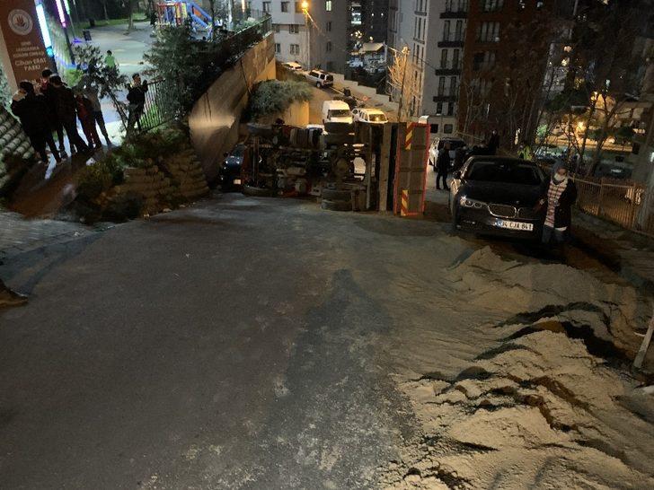 İnşaata kum döken kamyon yola devrildi G2