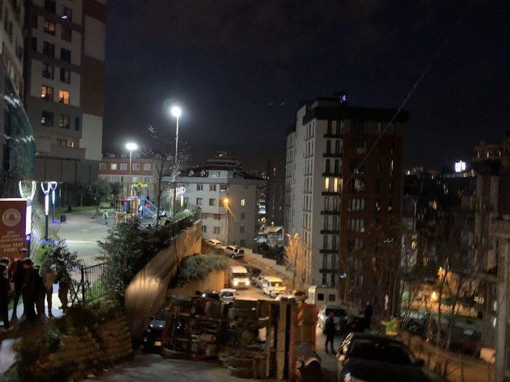 İnşaata kum döken kamyon yola devrildi G3