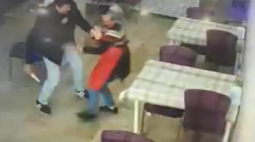 İstediği indirimi alamayınca kadını bıçakladı! Dehşet verici anın görüntüleri çıktı