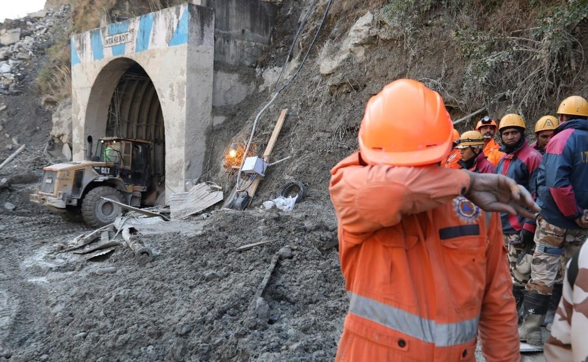 Hindistan&rsquo;daki buzul felaketinde &ouml;l&uuml; sayısı 34&rsquo;e y&uuml;kseldi