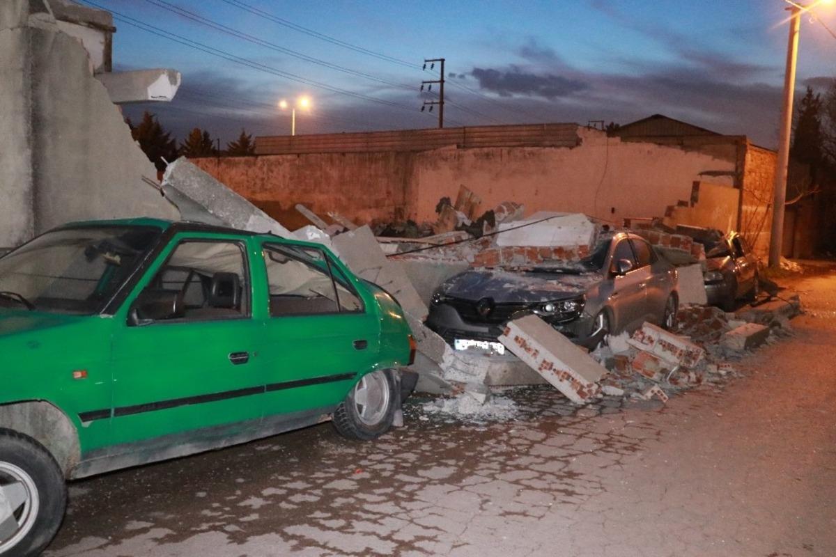 Park halindeki otomobillerin &uuml;zerine beton d&uuml;şt&uuml;