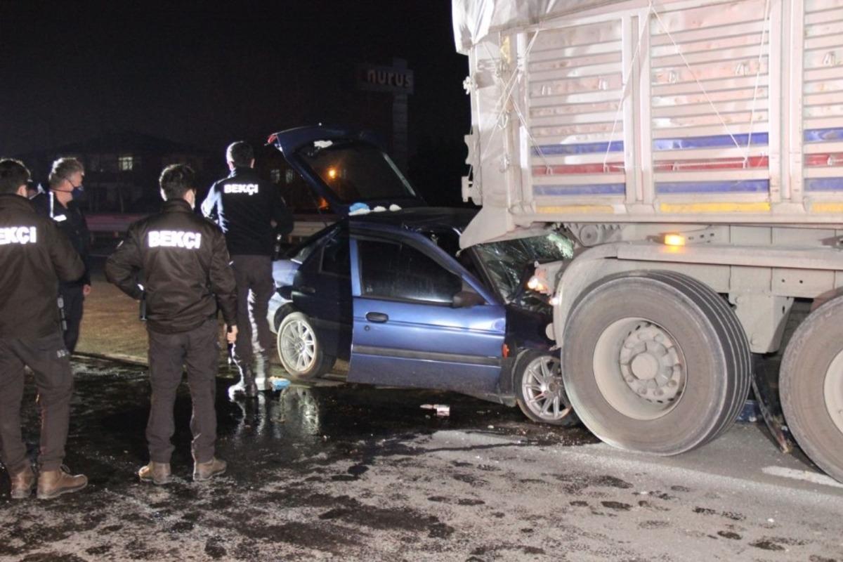 Otomobil tırın altında girdi: 1 &ouml;l&uuml;