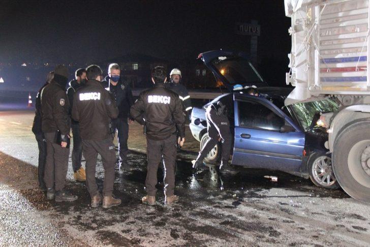 Otomobil tırın altında girdi: 1 ölü G2