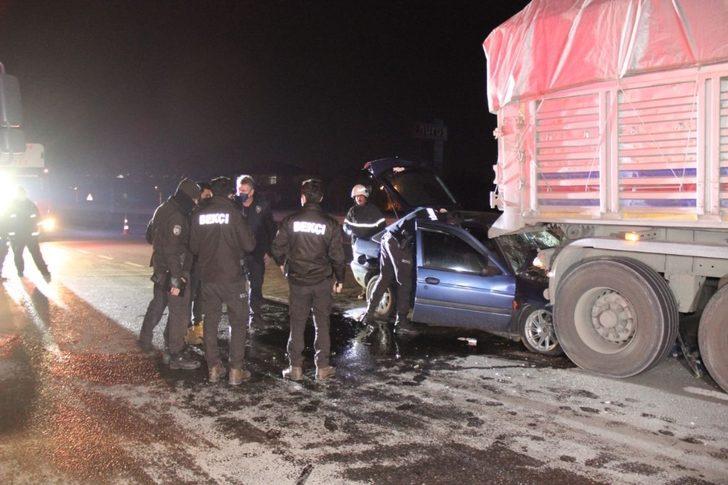 Otomobil tırın altında girdi: 1 ölü G3