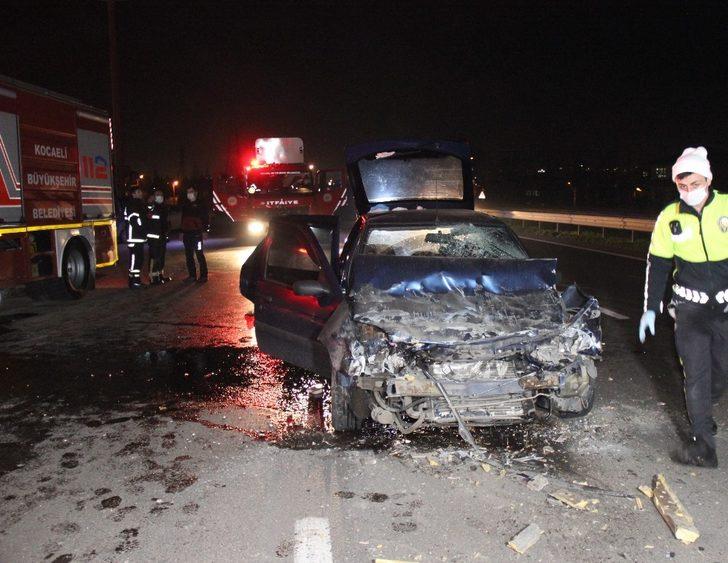 Otomobil tırın altında girdi: 1 ölü G5