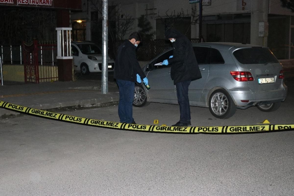 Sokak ortasında tartışan gruba ticari ara&ccedil;tan silahlı saldırı: 2 yaralı