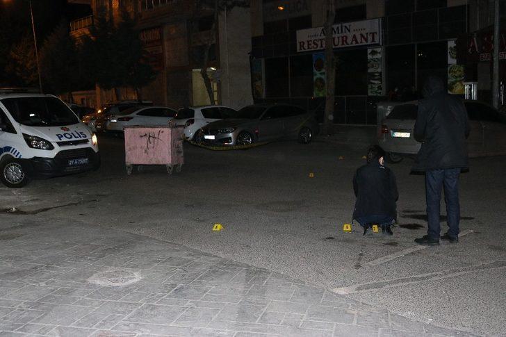 Sokak ortasında tartışan gruba ticari araçtan silahlı saldırı: 2 yaralı G2