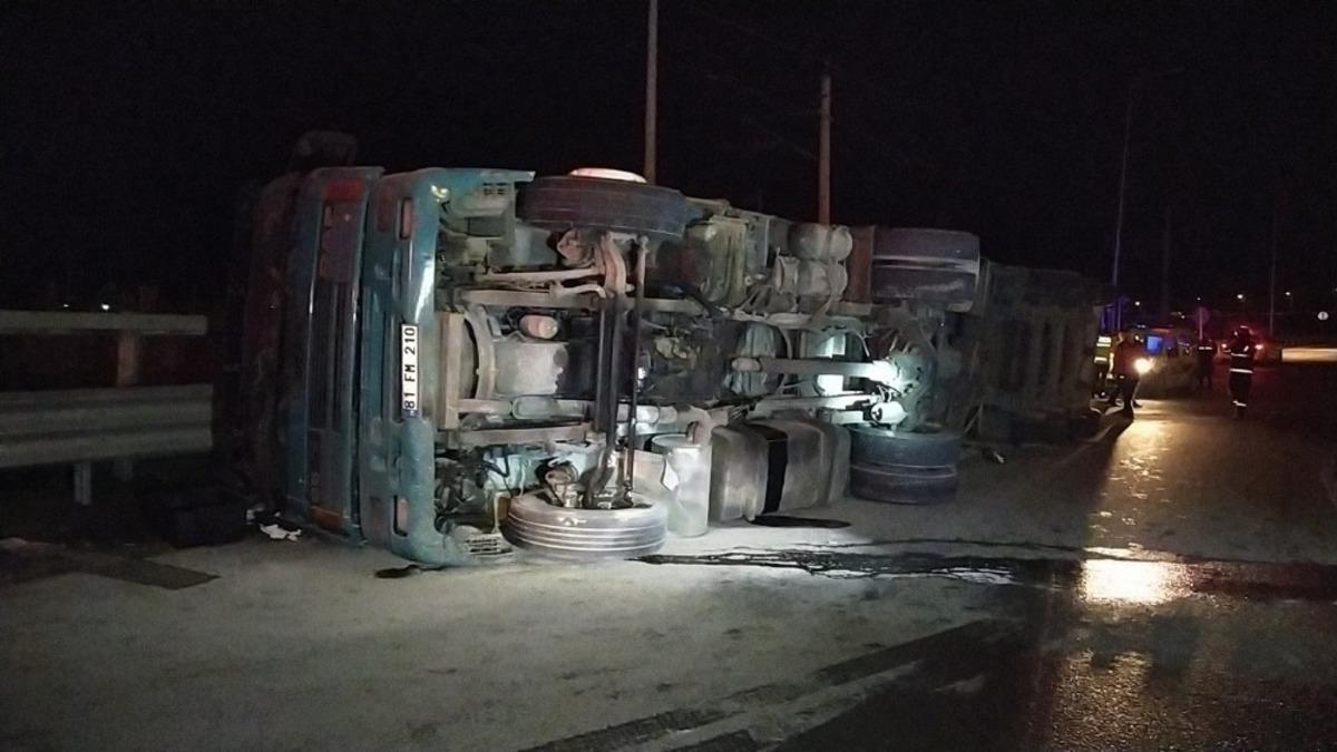 D-650&rsquo;de freni boşalan beton malzeme y&uuml;kl&uuml; tır devrildi: 1 yaralı
