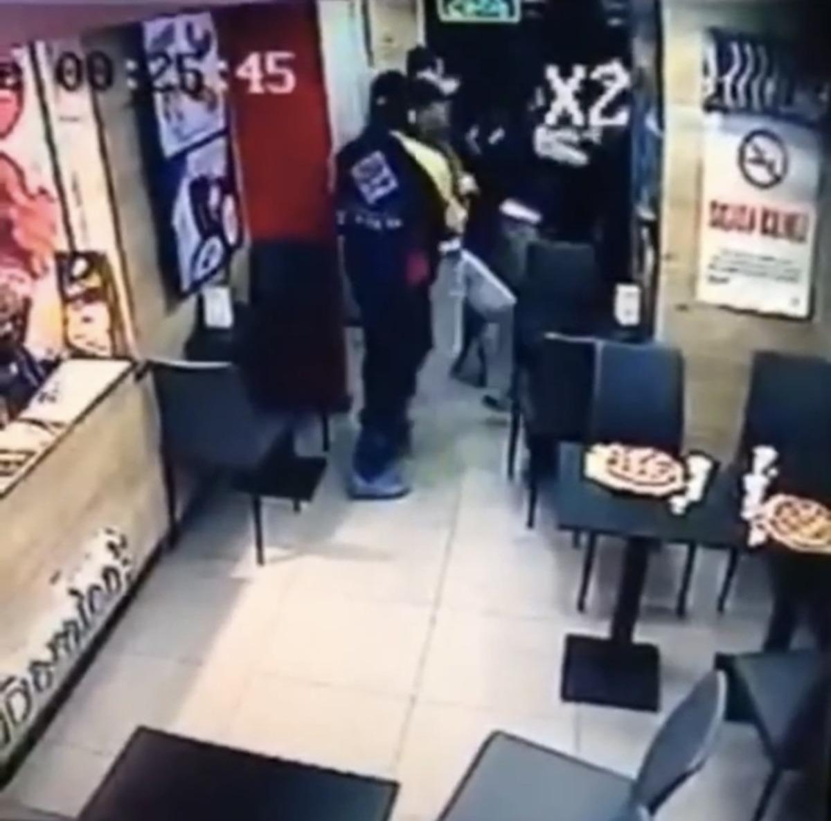 (&Ouml;zel) Pizzacıda pe&ccedil;ete kutulu, tekme ve yumruklu kavga kamerada