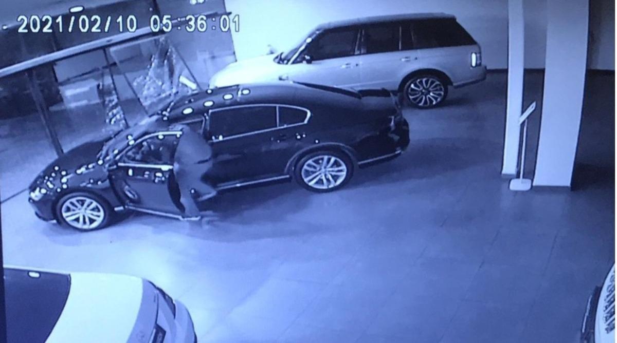 Bursa&rsquo;da oto galerinin camını b&ouml;yle kırıp 500 bin liralık l&uuml;ks aracı b&ouml;yle &ccedil;aldılar