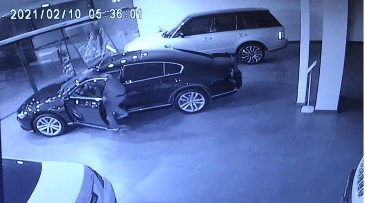 Bursa’da oto galerinin camını böyle kırıp 500 bin liralık lüks aracı böyle çaldılar G1