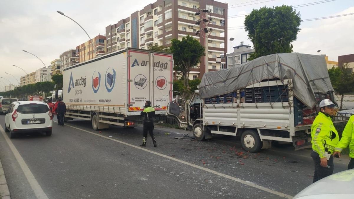 Tarsus&rsquo;ta 3 aracın karıştığı kazada 3 kişi yaralandı
