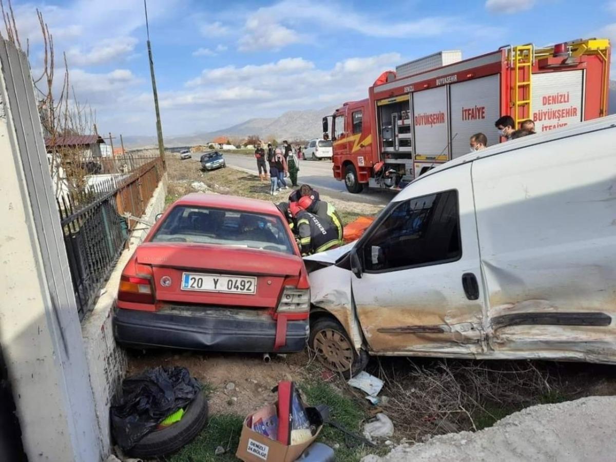 Bah&ccedil;e duvarına &ccedil;arpan otomobilde sıkışan 2 kişiyi İtfaiye ekipleri kurtardı