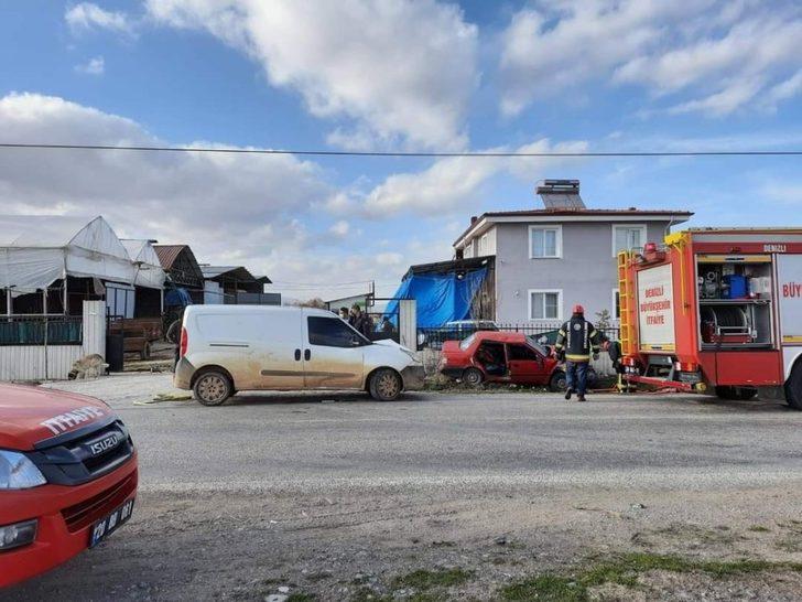 Bahçe duvarına çarpan otomobilde sıkışan 2 kişiyi İtfaiye ekipleri kurtardı G2