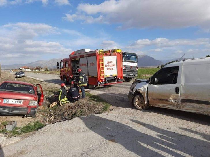 Bahçe duvarına çarpan otomobilde sıkışan 2 kişiyi İtfaiye ekipleri kurtardı G3