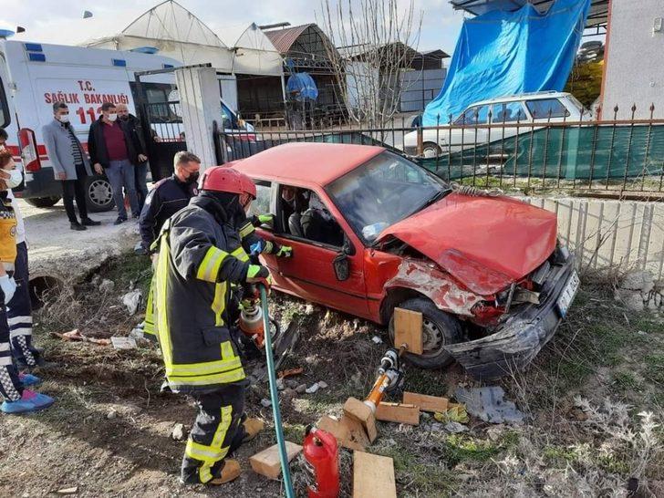 Bahçe duvarına çarpan otomobilde sıkışan 2 kişiyi İtfaiye ekipleri kurtardı G4