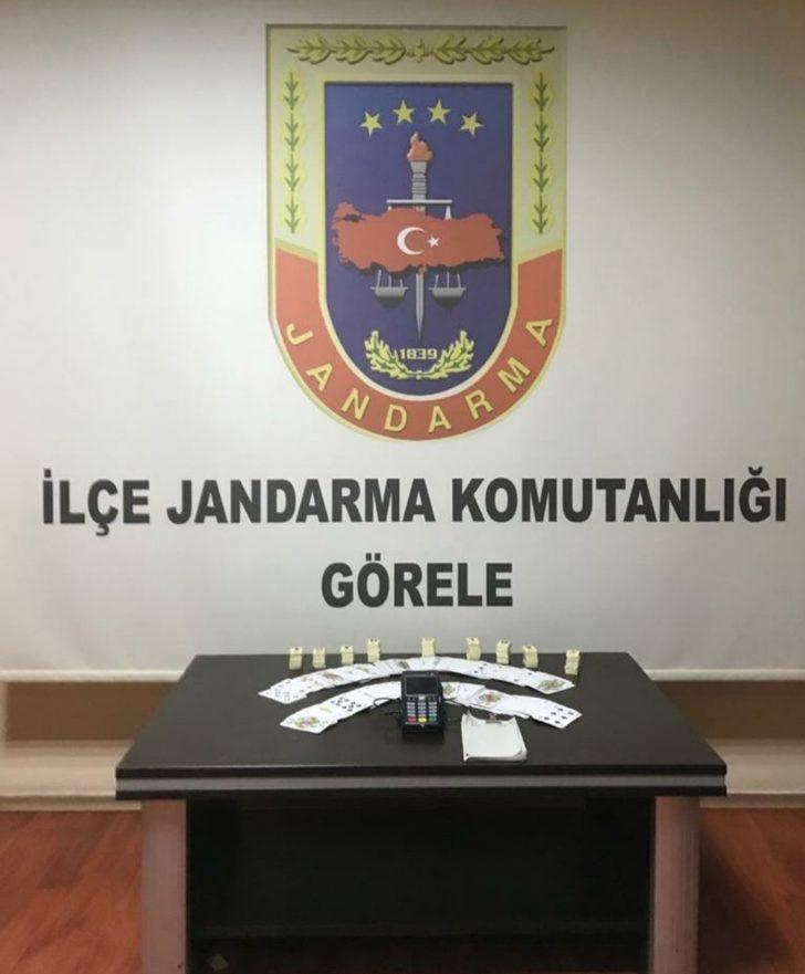 Giresun’da bir evde kumar oynadıkları tespit edilen 18 kişiye 86 bin 490 lira ceza kesildi G2