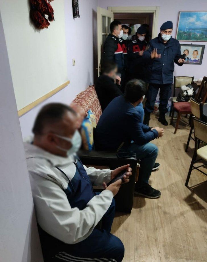 Giresun’da bir evde kumar oynadıkları tespit edilen 18 kişiye 86 bin 490 lira ceza kesildi G4