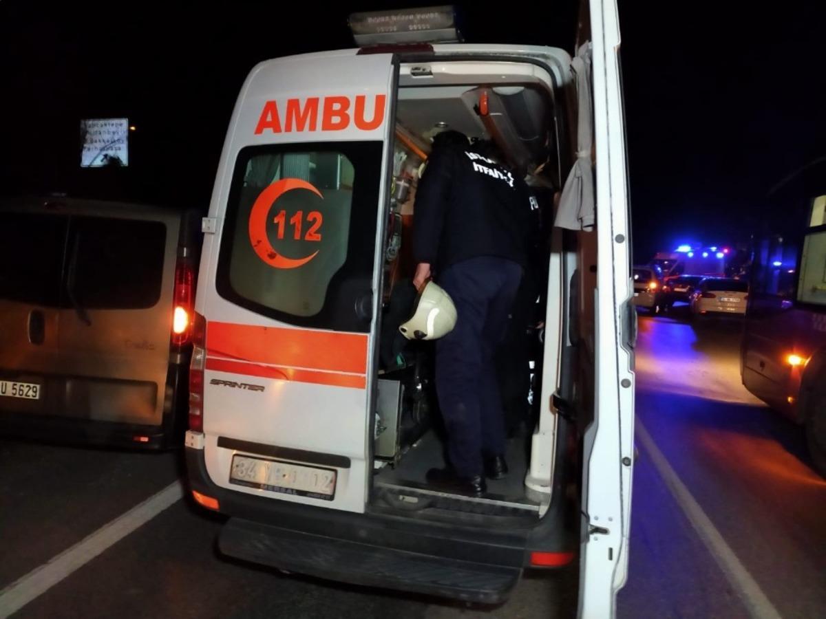 (&Ouml;zel) Sancaktepe&rsquo;de iki ara&ccedil; kafa kafaya &ccedil;arpıştı: 1&rsquo;i ağır 4 yaralı