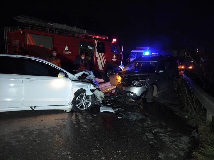 (Özel) Sancaktepe’de iki araç kafa kafaya çarpıştı: 1’i ağır 4 yaralı G2