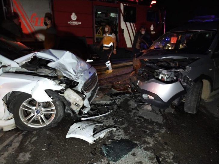 (Özel) Sancaktepe’de iki araç kafa kafaya çarpıştı: 1’i ağır 4 yaralı G3