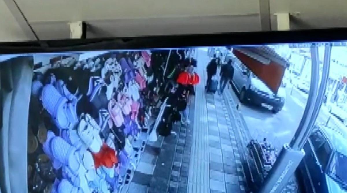 Babanın 16 yaşındaki kızını bı&ccedil;akladığı anlar g&uuml;venlik kamerasında